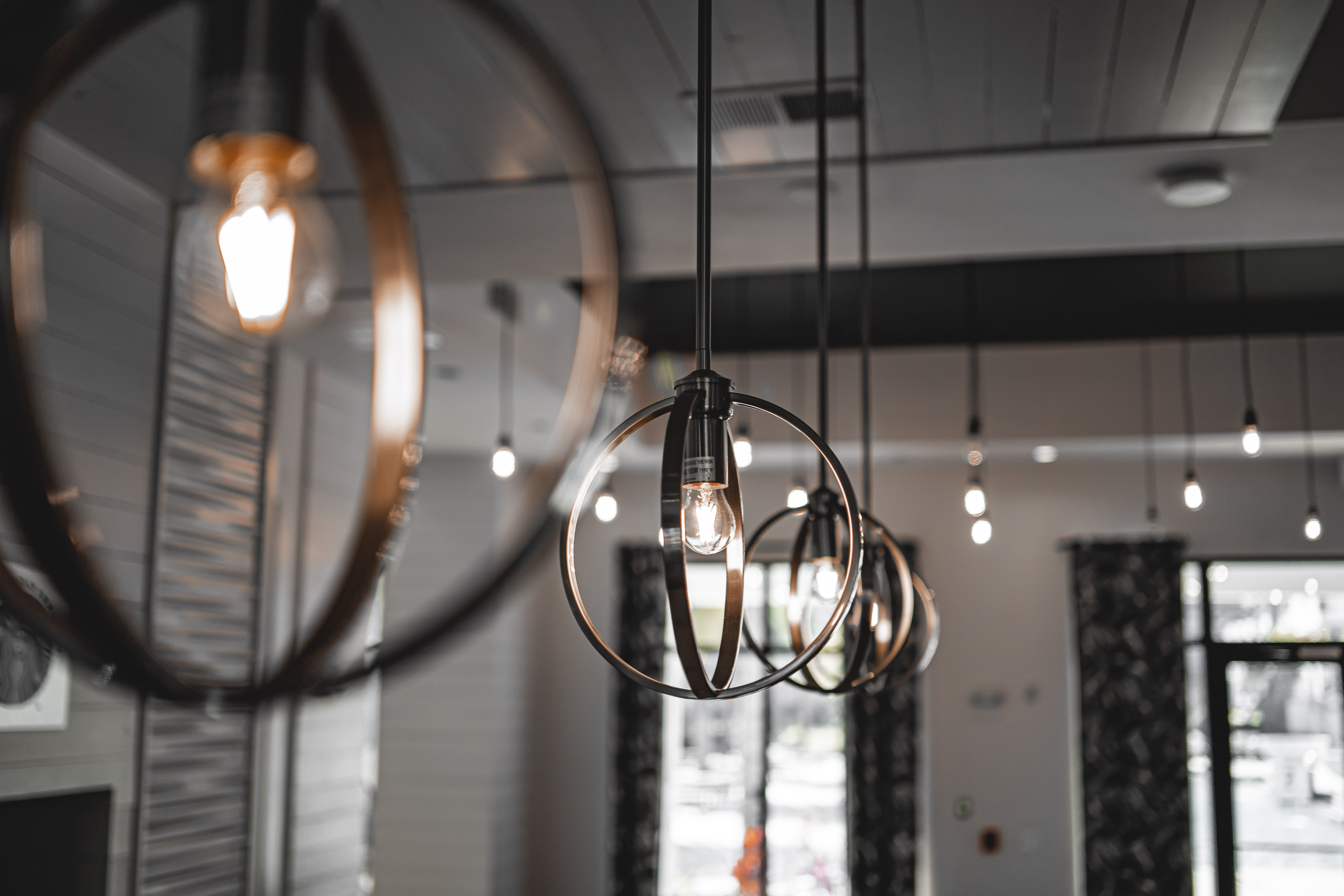 Selective focus shot of a modern lamp with a light bulb inside the building Tendencias en iluminación para proyectos residenciales y comerciales